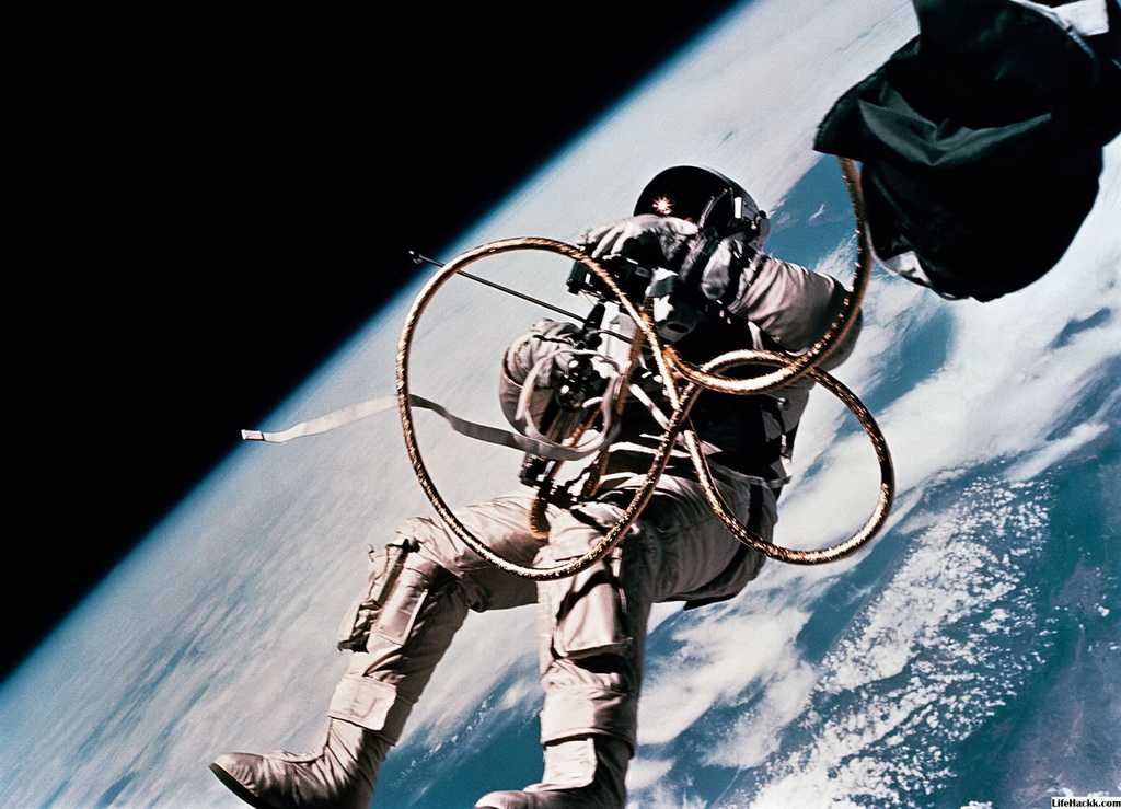 "я шагнул в эту бездну и...": 55 лет назад алексей леонов первым вышел в открытый космос • николай стариков