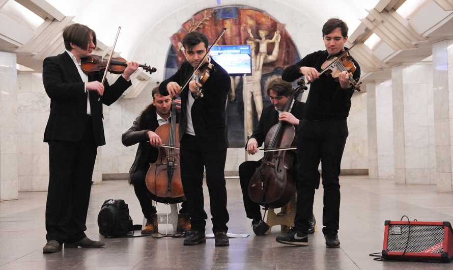 15 шикарных выступлений музыкантов в метро (1 фото + 15 видео)