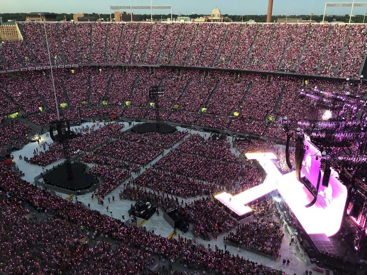 Сколько зрителей на стадионе. Тейлор Свифт концерт на стадионе. Концертный стадион. Самый большой концертный стадион. Самый большой стадион для концертов.
