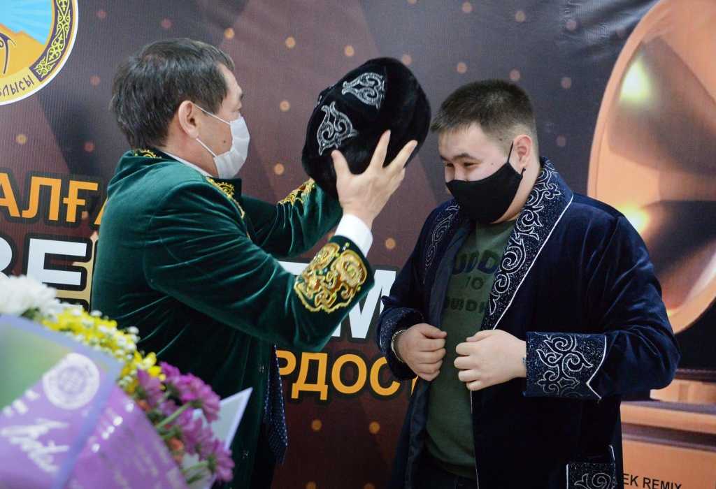 Победителями «грэмми» стали dj imanbek из казахстана, билли айлиш и тейлор свифт