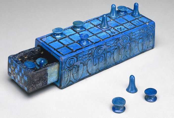 Египетский синий — самый древний синтетический пигмент Следы его применения найдены на изделиях возрастом более пяти тысяч лет Пигмент использовали на протяжении веков, при написании знаменитых Фаюмских портретов, фресок в Помпеях, изготовлении изделий из