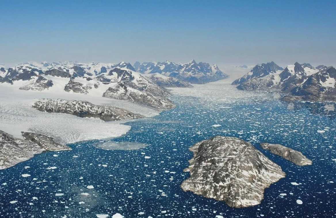 Уровень океана поднимается сейчас примерно на 3,5 мм в год, из них только на 0,35 мм — за счет таяния ледников Гренландии и Антарктиды Баланс процессов таяния и образования нового льда пока не сводится К такому осторожному выводу пришли британские исследо