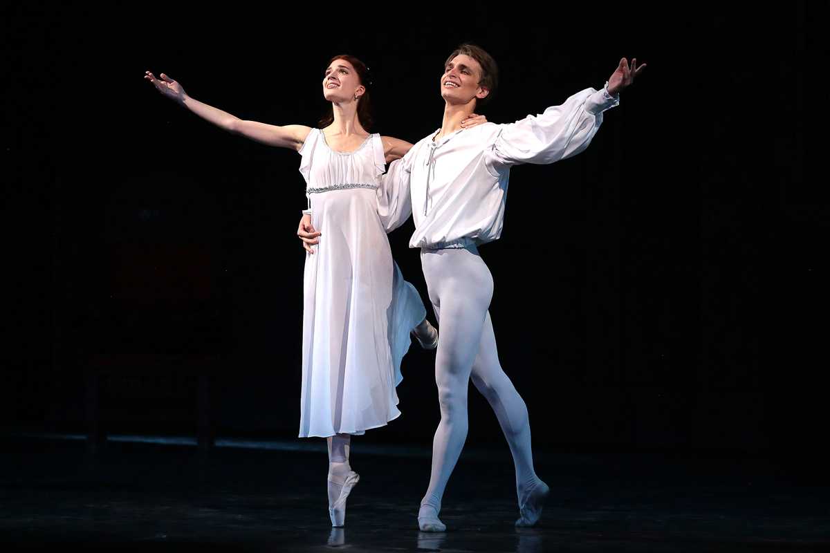 От длинной юбки до «облачка из газа»: история балетной пачки