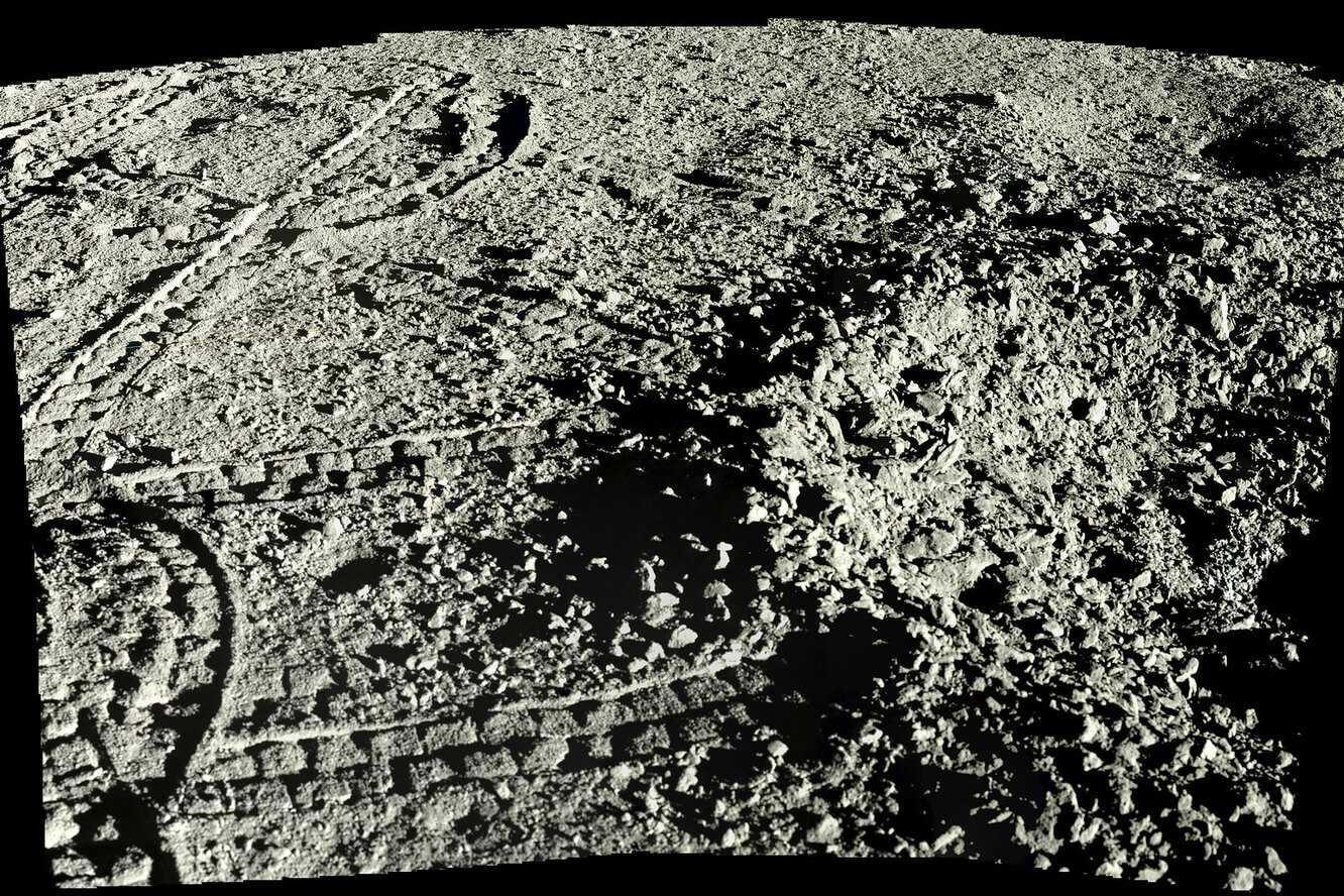 Опубликованы первые фотографии обратной стороны луны -