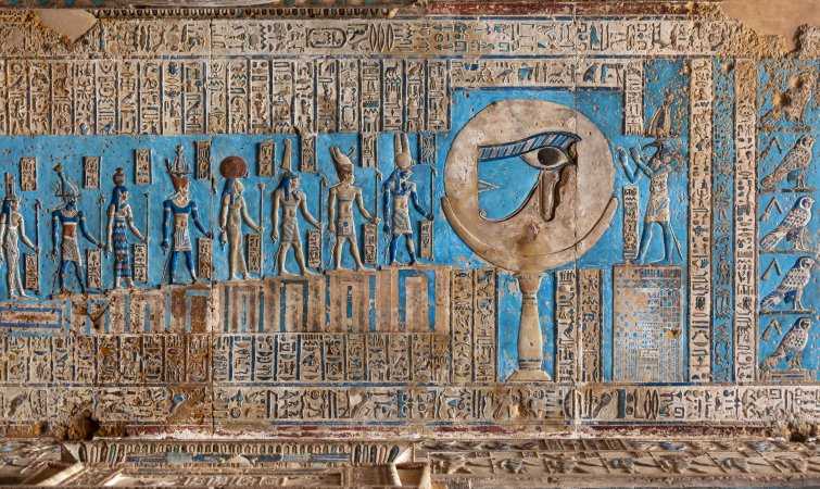 Египетский синий — самый древний синтетический пигмент Следы его применения найдены на изделиях возрастом более пяти тысяч лет Пигмент использовали на протяжении веков, при написании знаменитых Фаюмских портретов, фресок в Помпеях, изготовлении изделий из