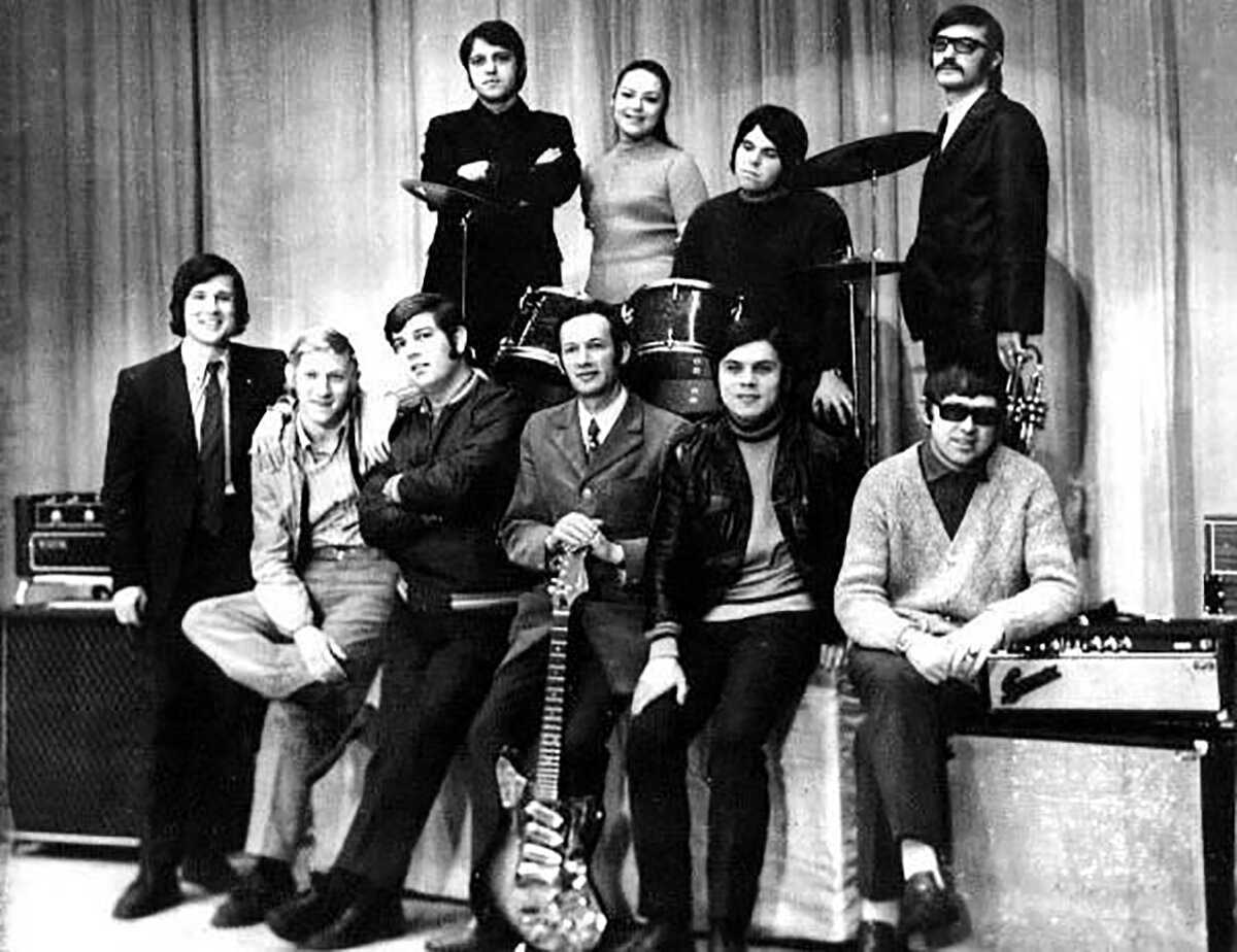 Виа "поющие гитары" и их главный хит "песенка велосипедистов". 1969