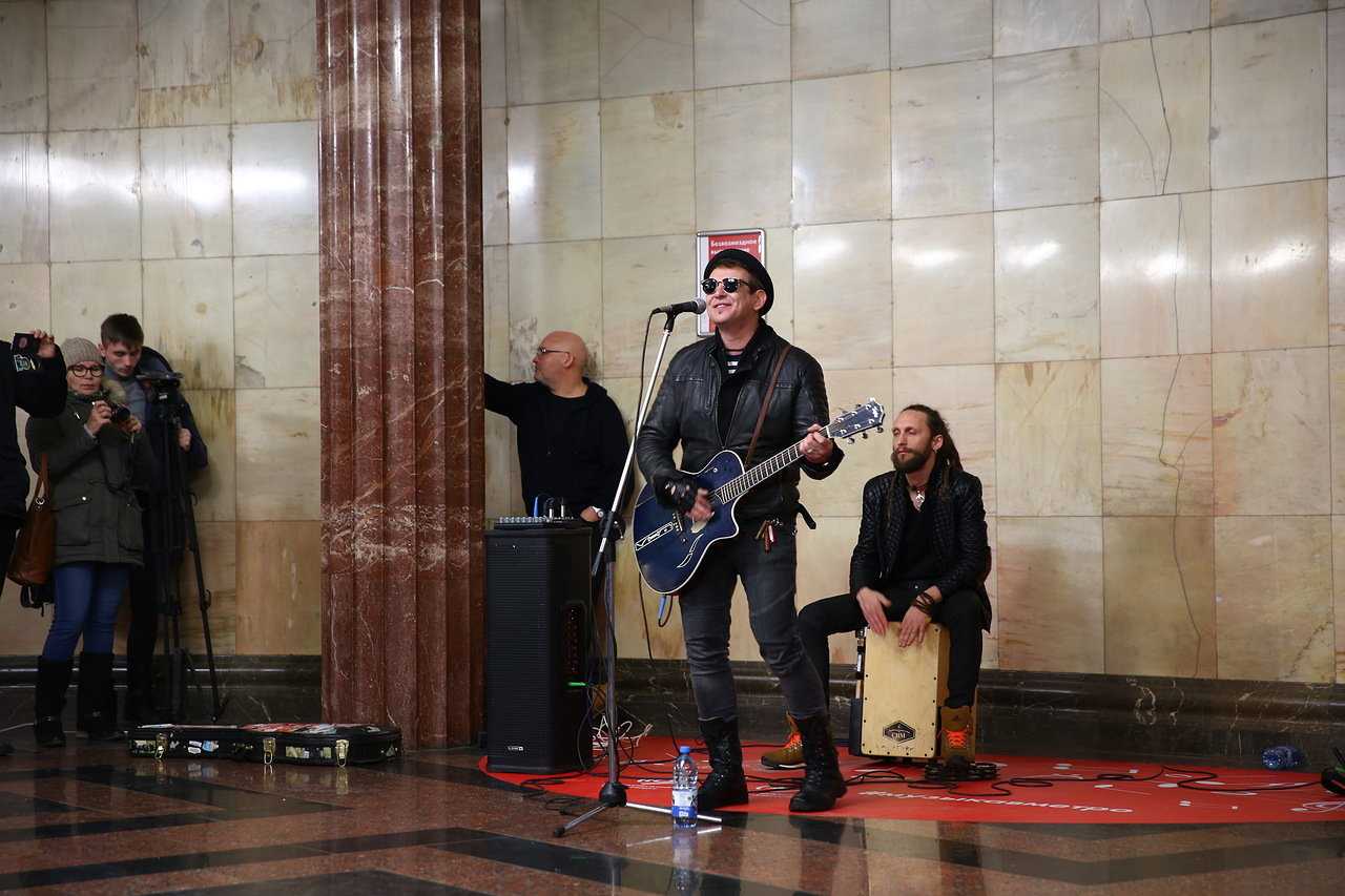 Уличные музыканты получат официальные площадки для выступлений в метро